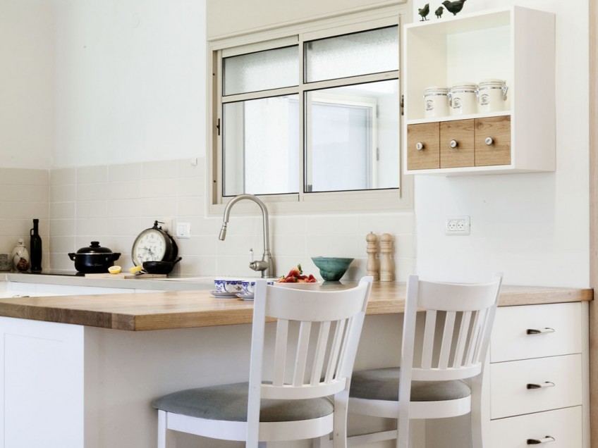 שילוב של אי במטבח מאפשר מקום ישיבה במקום הכי שווה בבית, ליד הטבח.