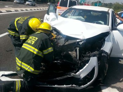 תאונת דרכים קשה בכביש 77, מאמצים לחלץ אדם לכוד