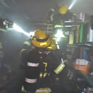צוות לוחמי האש מנסים להציל מה שנשאר מחנות כלי הכתיבה. צילום: דוברות כב"א