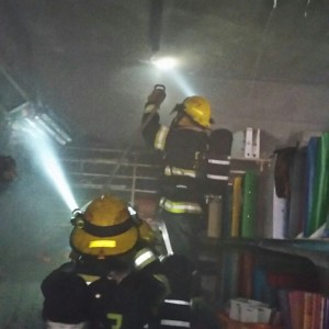 צוות לוחמי האש מנסים להציל מה שנשאר מחנות כלי הכתיבה. צילום: דוברות כב"א
