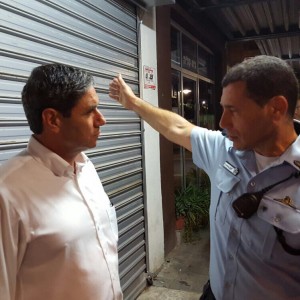 ראש עיריית עפולה, יצחק מירון, מתעדכן בפרטים עם ניצב זוהר דביר, מפקד המחוז הצפוני במשטרה