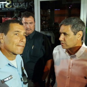 ראש עיריית עפולה, יצחק מירון, מתעדכן בפרטים עם ניצב זוהר דביר, מפקד המחוז הצפוני במשטרה