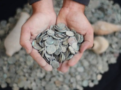 בית השיטה: 3000 מטבעות עתיקים נתפסו בביתו של תושב הקיבוץ