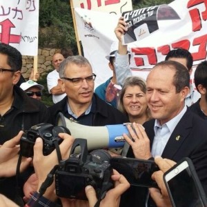 ראש עיריית בית שאן, רפאל בן שטרית ועמיתו ראש עיריית ירושלים, ניר ברקת בהפגנה נגד ביטול הטבות המס