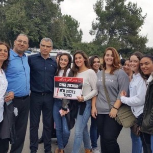 ראש העיר בית שאן, רפאל בן שטרית, מפגין בירושלים נגד ביטול הטבות המס