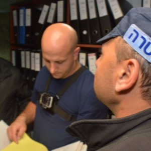 השוטרים בפשיטה על משרדי התנועה האיסלמית בנצרת