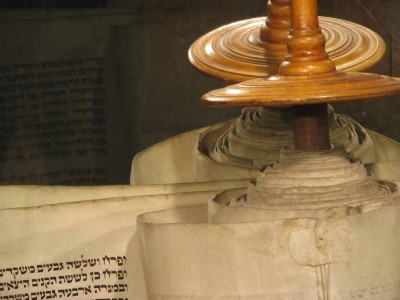 ״אין להם אלוהים": נעצרו בחשד לגניבת ספרי תורה