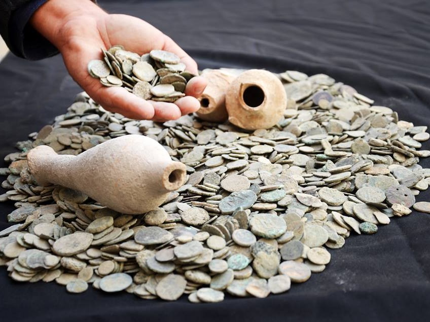 בבית של החשוד נתפסו מלבד מטבעות  גם חפצי עופרת, חרס ומתכת עתיקים. צילום רשות העתיקות