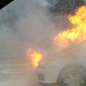 רכב עולה באש בצומת גבעת המורה לפני זמן קצר. צילום: ברק אלבז