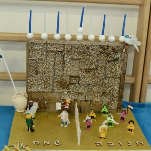 חנוכיות שיצרו תלמידים מביה"ס "נעם מוריה" מגבעת המורה