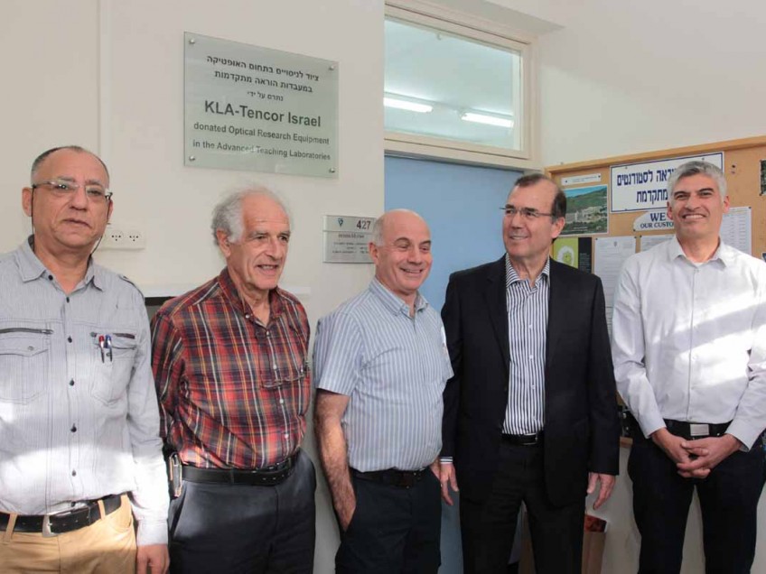בכירי חברת  KLA-Tencor ישראל ובכירי סגל בפקולטה לפיזיקה בטכניון במעמד חנוכת המעבדות המתקדמות