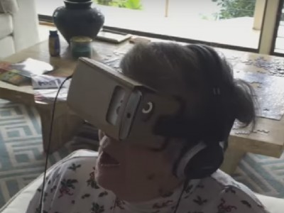 כשהנכדים קונים משקפי מציאות מדומה לסבתא