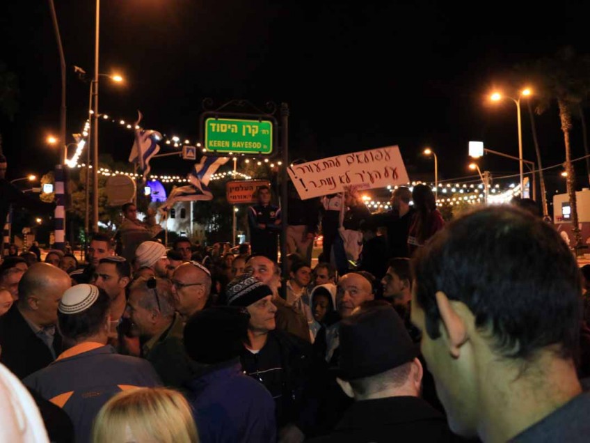 מאות המפגינים התגודדו מול בניין העירייה וקראו, בין היתר, קריאות נגד העירייה והעונד בראשה