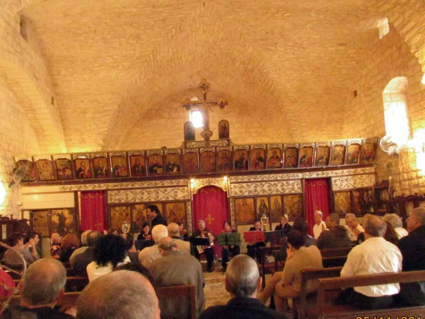 נוצרים בכריסמס בכנסיה במעיליה צילום: חיים ברום