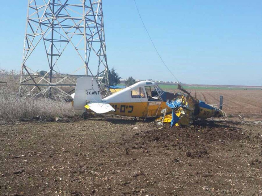 שברי המטוס שהתרסק לאחר שפגע בקו מתח גבוה