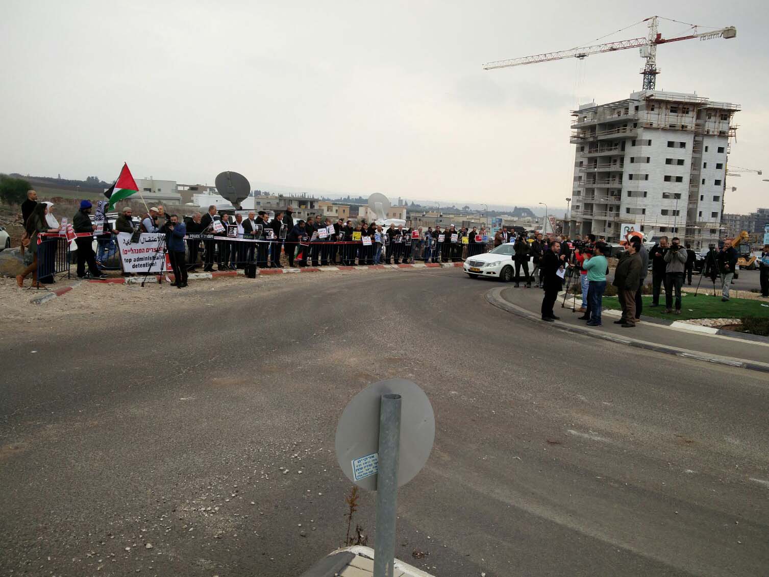 המפגינים קראו קריאות תמיכה בעציר המנהלי קק ששובת רעב והניפו דגל פלסטין