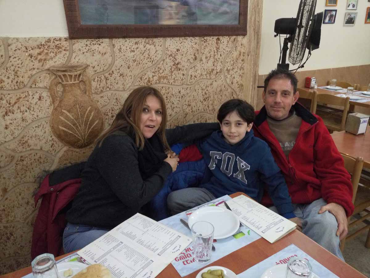 משפחתיים: ערן, עומר וטובה גורדון, מנגבים חומוס בצהרי היום