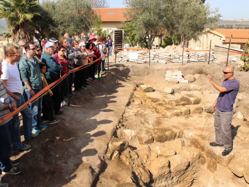בוטרוס חנא, מנהל החפירה מטעם רשות העתיקות, העביר הרצאה למבקרים
