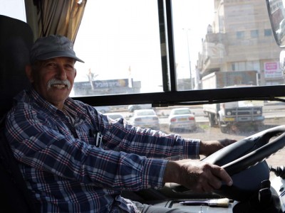 ההגה בידיים שלו: עזורי לומד נהיגה על אוטובוס בגיל 71
