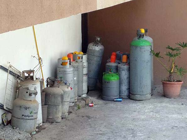 בלוני גז פיראטים שמולאו ללא אישור יל ידי אדם מוסמך. צילום: דוברות משטר ישראל