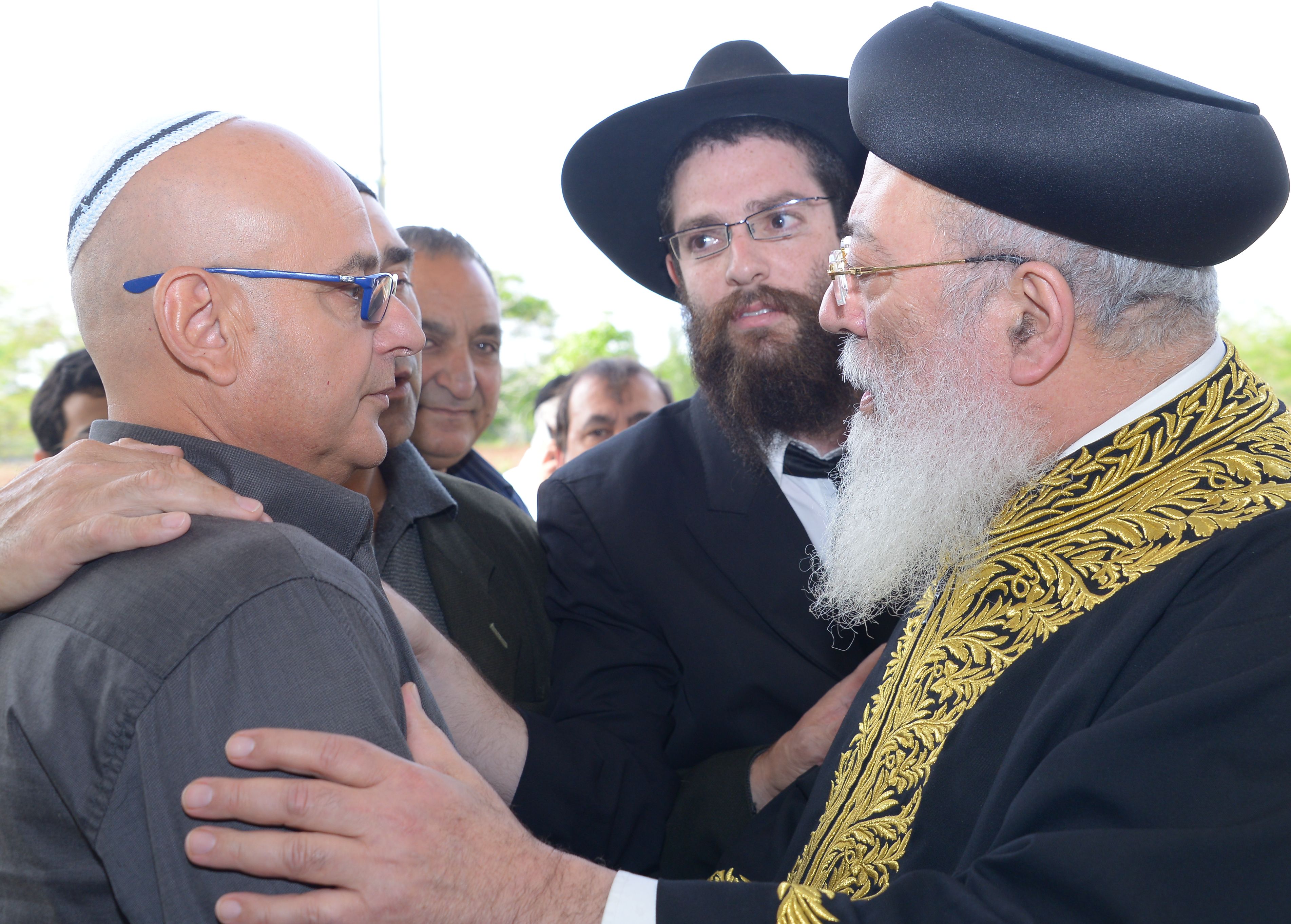הרב שלמה עמאר יחד עם אביו של החייל, יוסף כהן