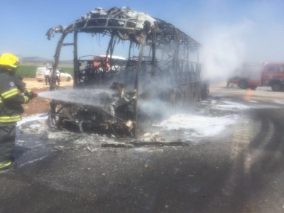 צומת בית השיטה: אוטובוס נשרף כליל