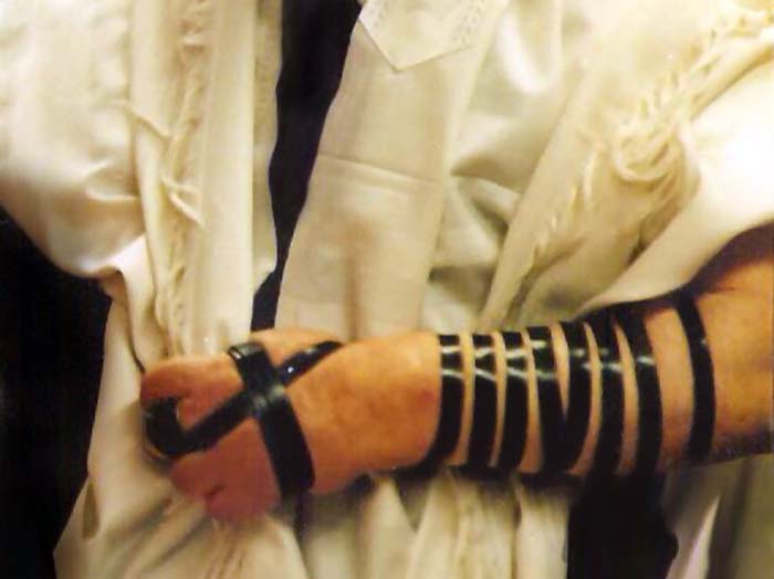 מזעזע: זוג תפילין נגנבו והוצתו