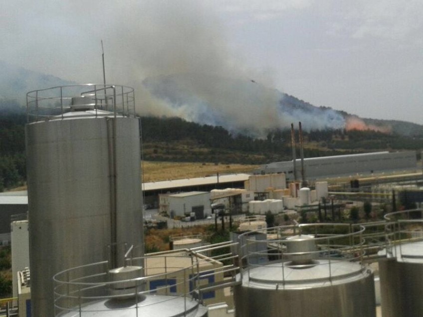 האש משתוללת בסמוך למפעלים. צילום: דוברות כב"ה