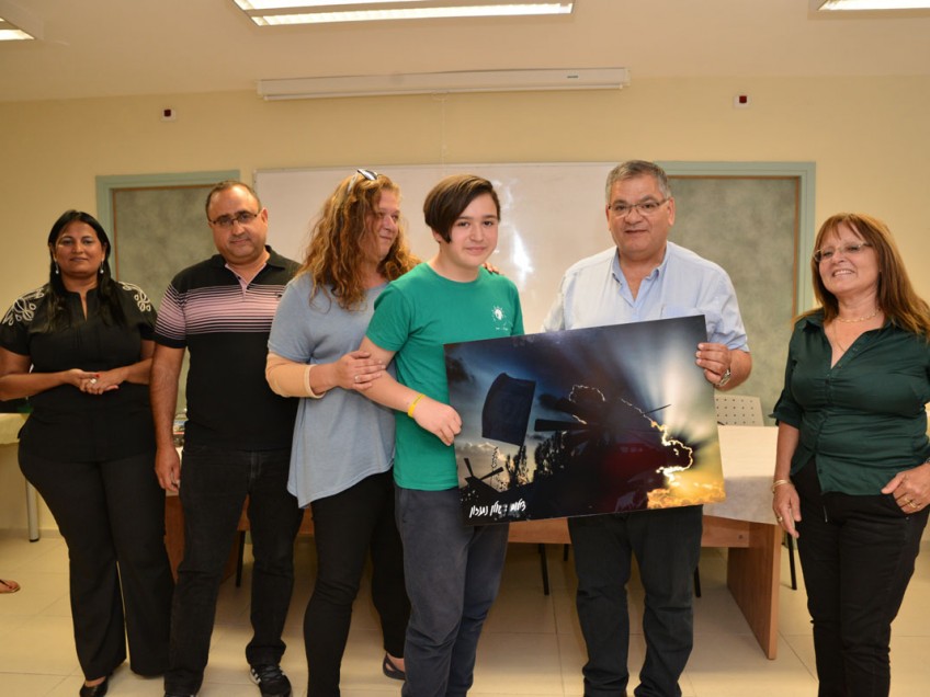 ראש העיר ומשפחת נתנזון מציגים את התמונה הזוכה