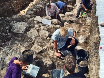עמק יזרעאל: בני נוער חשפו שרידי מבנה מבוצר מהתקופה הכנענית