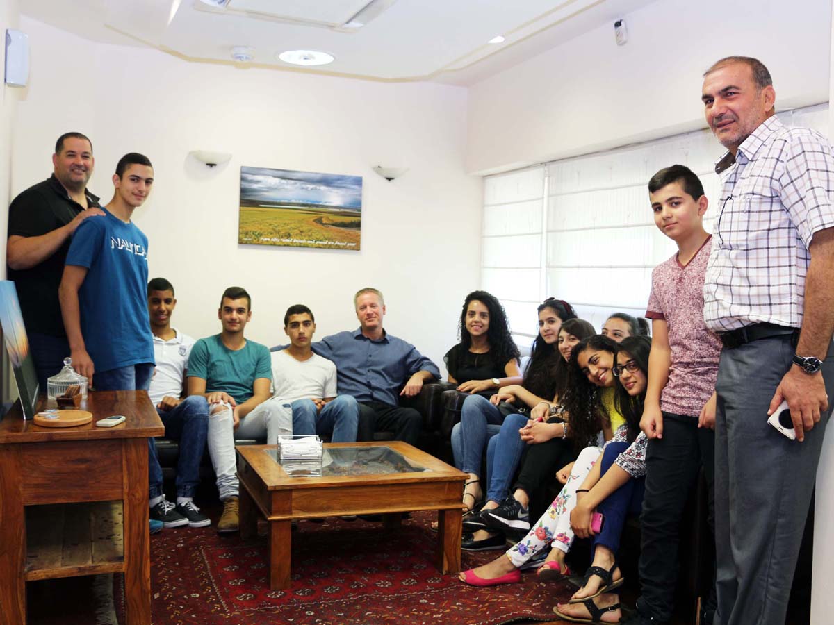 ראש מועצה אזורית הגלבוע עושה כבוד למפתחים הצעירים