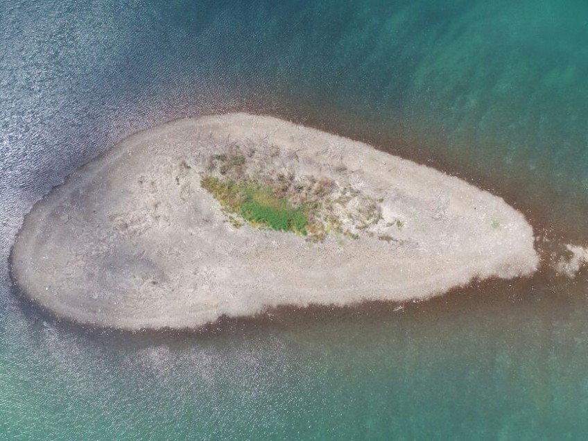 יבש: האי בכינרת הופיע שוב ומסמן את מפלס המים הנמוך