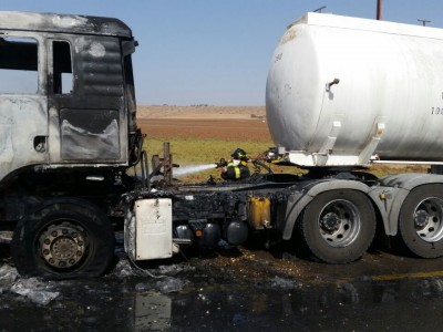 משאית שהובילה חומר כימי עלתה באש סמוך לבית השיטה