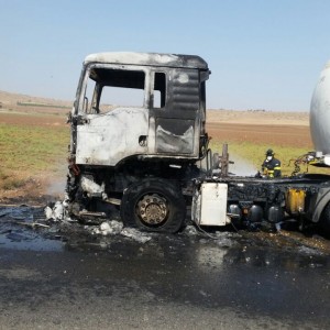 משאית שהובילה חומר כימי עלתה באש