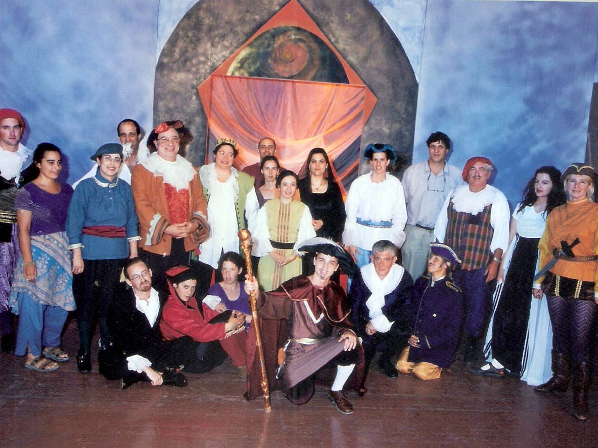 סגל השחקנים באחת ההצגות שהוצגו על ידי התיאטרון