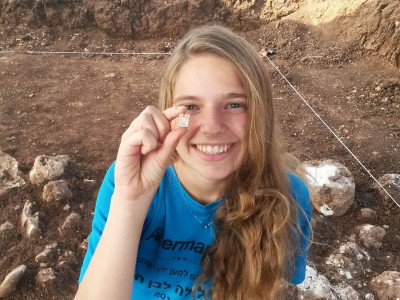 עמק מ"האגדות": בני נוער חשפו תכשיט עתיק בחפירה