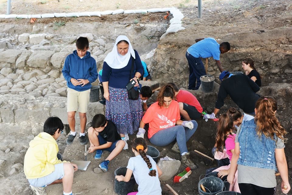 התלמידים במהלך החפירות