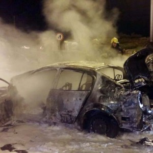 מכונית עולה באש בצומת גולני