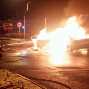 מכונית עולה באש בצומת גולני
