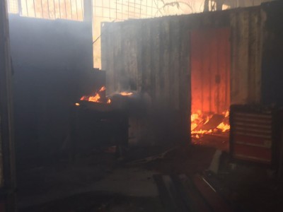 עמק הירדן: שריפה גדולה במוסך באשדות יעקב