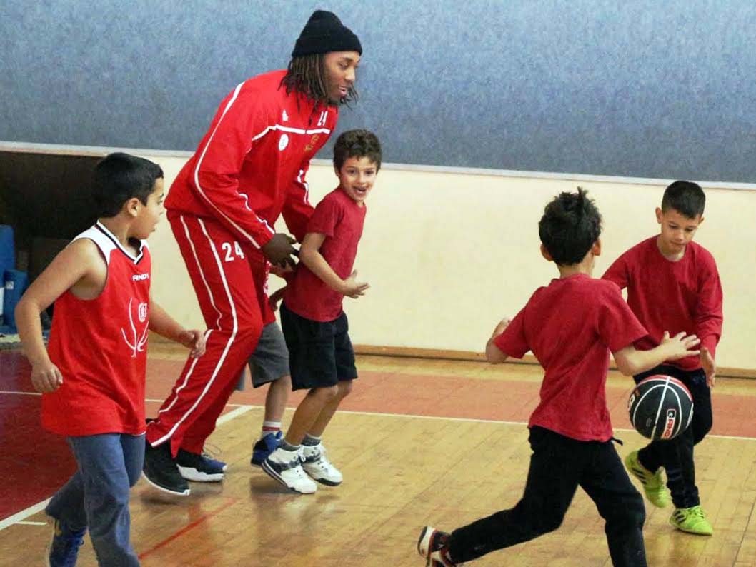 הגארד ה"מעופף" מייקל קוואלס במשחק עם ילדי ביה"ס עמק חרוד