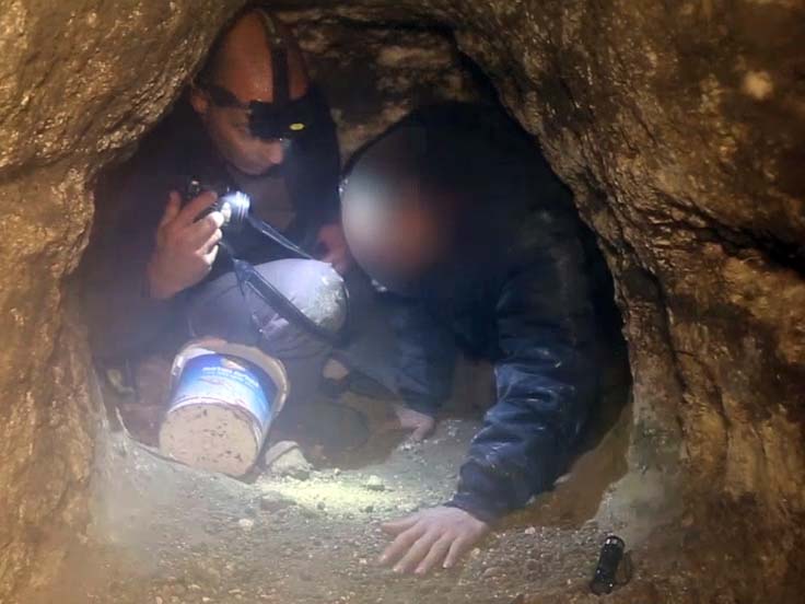 שליפת אחד מן החשודים בחפירה בלתי חוקית של מערכת מערות מסתור עתיקה