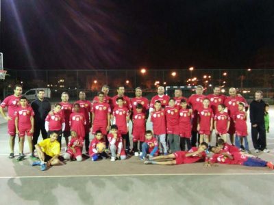 כדורגל משפחתי: אבות ובנים משתפים פעולה במגרש