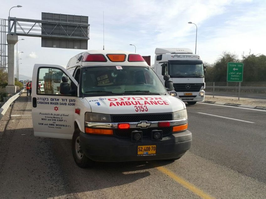 כביש 77: עובד נתיבי ישראל נפגע קשה מפגיעת רכב הסעות