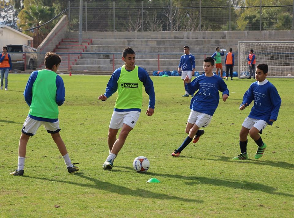ישראלים ופלשתינאים משחקים יחד כדורגל במגרש יעל