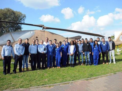הפתעה לתלמידים בעמל רמת דוד: מפקד חיל האוויר "נחת" לביקור
