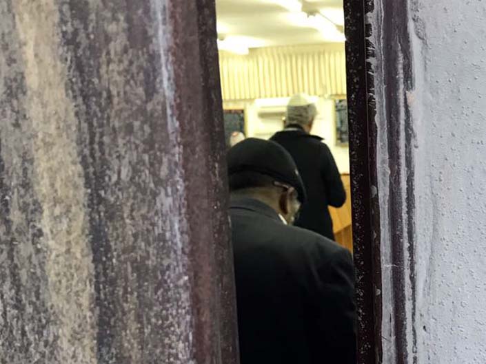 הזמר קובי פרץ בשעת התפילה בבית הכנסת בעפולה