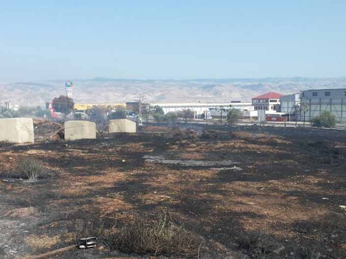האש המשתוללת באיזור התעשייה איימה להתפשט למבני המפעלים