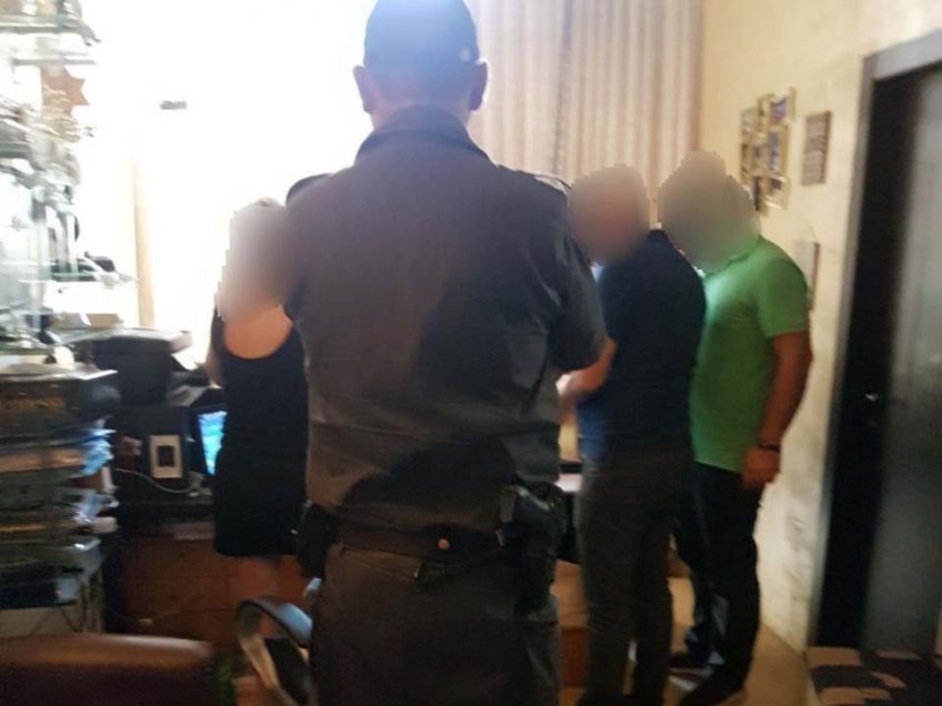 המשטרה סגרה שתי דירות ששימשו על פי החשד למתן שרותי זנות