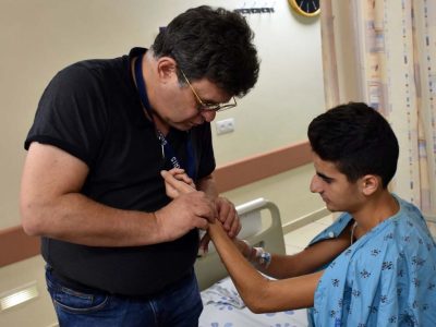 תופעה נדירה: הרופאים הצילו את ידו של שי בן ה- 15 מנמק